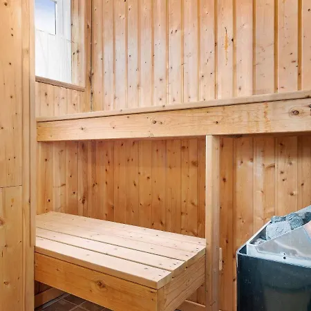 10 Person Holiday In